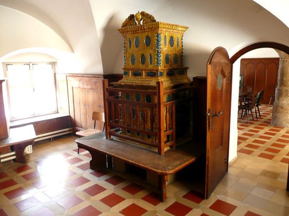 http://commons.wikimedia.org/wiki/File:Schloss_Hohenaschau_Gotische_Stube_2.JPG
